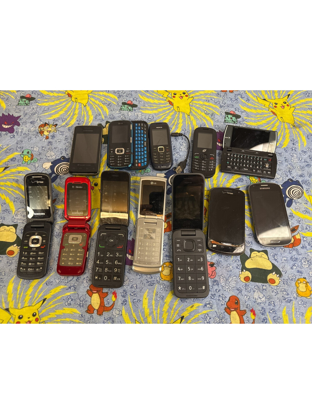 *Used* Lot of 12 Phones Older Smart Phones & Flip Phones UNTESTED* *PARTS ONLY*